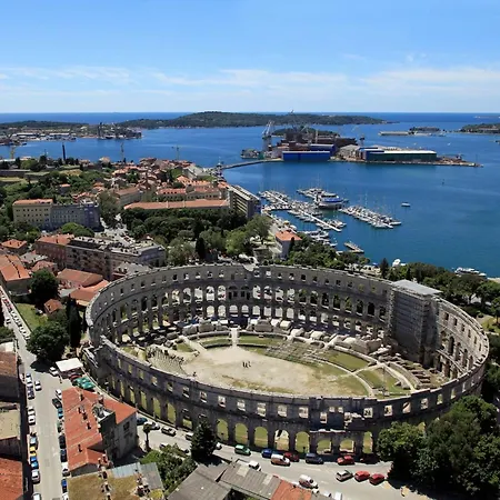 Apartamento With A Parking Space - 23290 Pula
