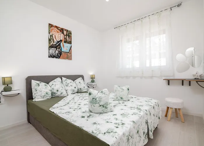 With A Parking Space - 23290 פולה