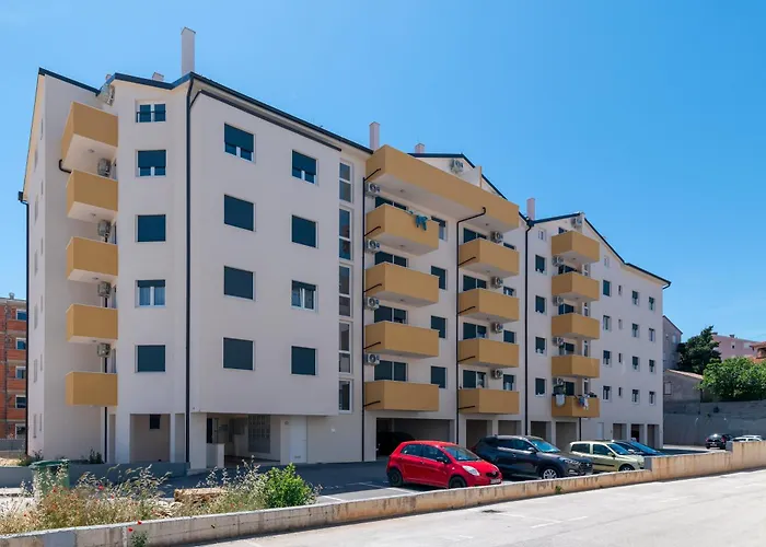 With A Parking Space - 23290 פולה