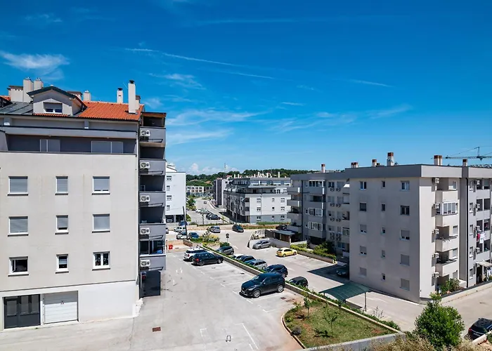 With A Parking Space - 23290 * פולה